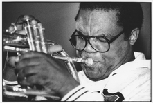 351366 Portret van de Amerikaanse jazz-trompettist Freddie Hubbard tijdens een optreden in het SJU-huis (Varkenmarkt 2) ...